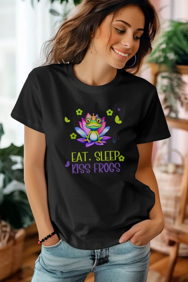 Camiseta "Eat, Sleep, Kiss Frogs". Colección Raíces y simpáticas ranas - Imagen 2