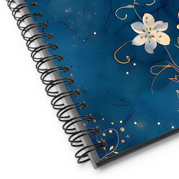 Cuaderno en Espiral con Bonito Diseño de Flores Nacaradas con Tallos Dorados en un fondo de Noche Azul - Imagen 5
