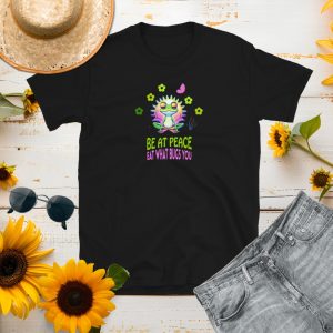 Camiseta "Be at peace, eat what bugs you". Colección Raíces y simpáticas ranas