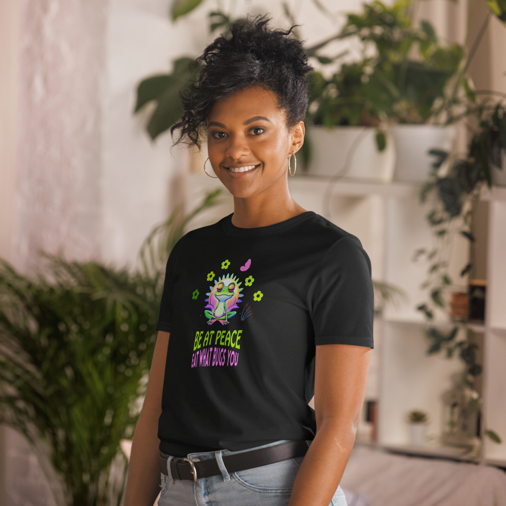 Camiseta "Be at peace, eat what bugs you". Colección Raíces y simpáticas ranas - Imagen 4