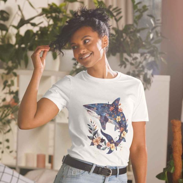 Camiseta de Ensueño con Bonito Tiburón y Océano con Flores - Imagen 2