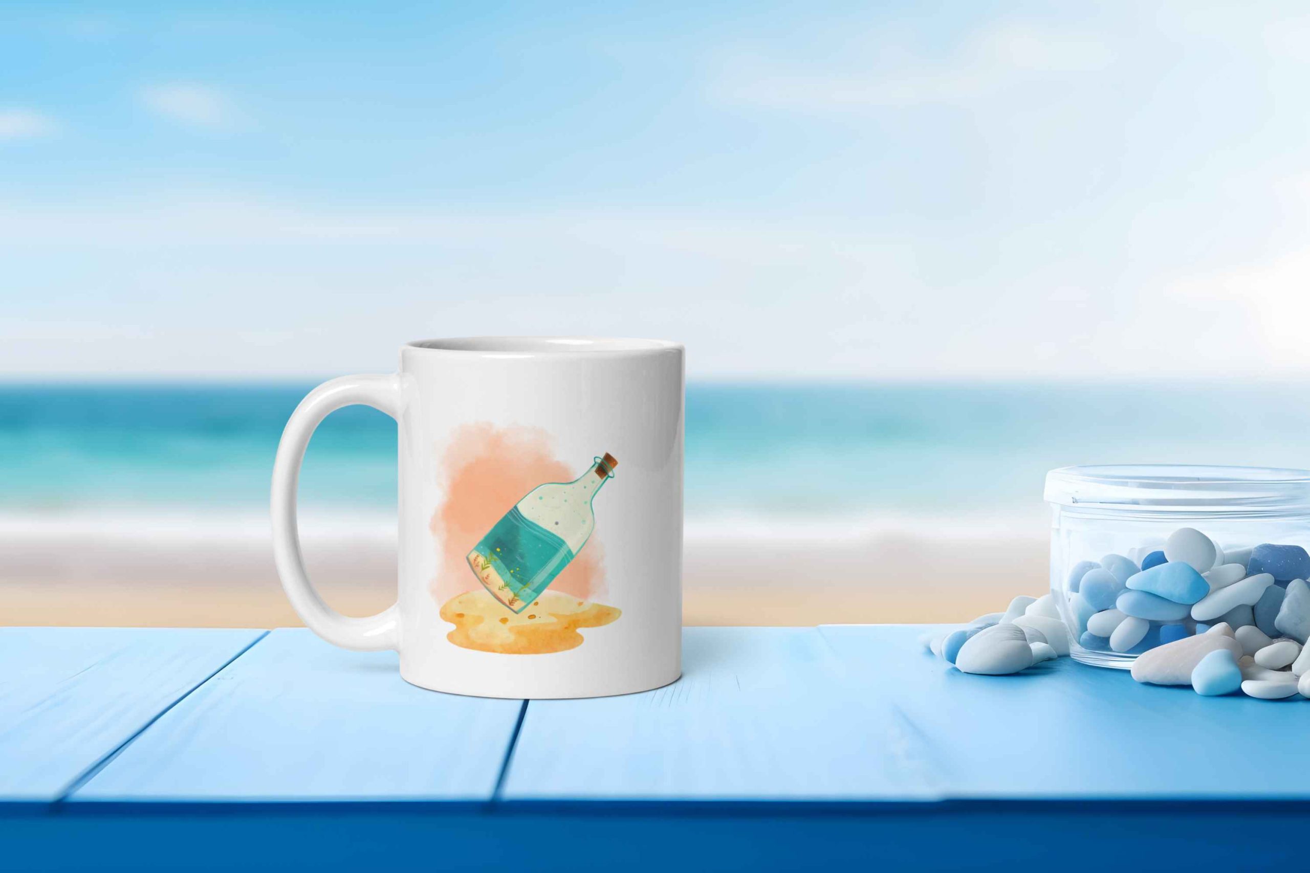 Taza Brillante con Bonita Botella en la Arena