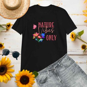 Camiseta "Nature Vibes Only" de la Colección Flores del Campo
