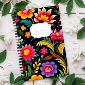 Cuaderno en Espiral con Bonito Diseño de Coloridas Flores haciendo Contraste sobre Fondo Negro