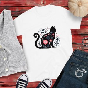 Camiseta con Bonito Diseño Imaginativo de estilo Folk en la silueta de un Elegante Gato