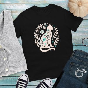 Camiseta con Bonito Diseño Imaginativo de estilo Folk en la silueta de un Elegante Gato Tranquilo