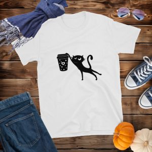 Camiseta con Diseño de un Divertido Gato alcanzando un Vaso de Café con Corazones