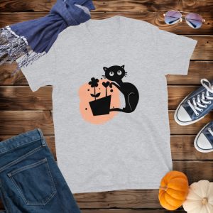 Camiseta con Diseño de un Divertido Gato jugando con las Flores de una Maceta