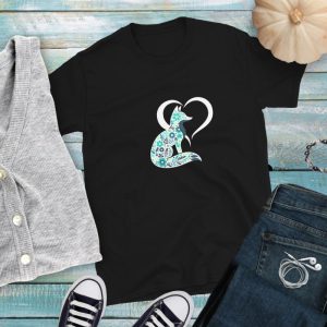 Camiseta con Bonito Diseño Imaginativo de estilo Folk en la silueta de un Elegante Zorro Ártico con Corazón
