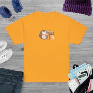 Camiseta para niño y niña con un alegre erizo junto a un cartel de otoño