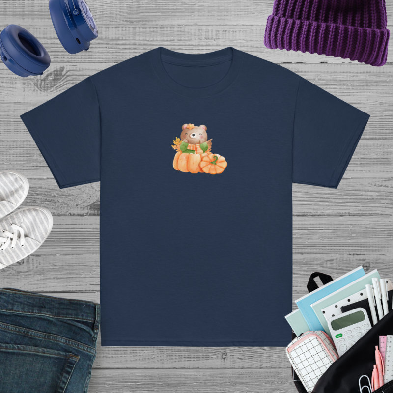 Camiseta para niño y niña con una simpática osita en una calabaza con hojas de otoño - Imagen 5