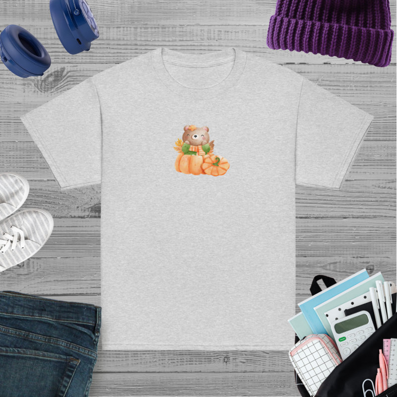 Camiseta para niño y niña con una simpática osita en una calabaza con hojas de otoño - Imagen 4