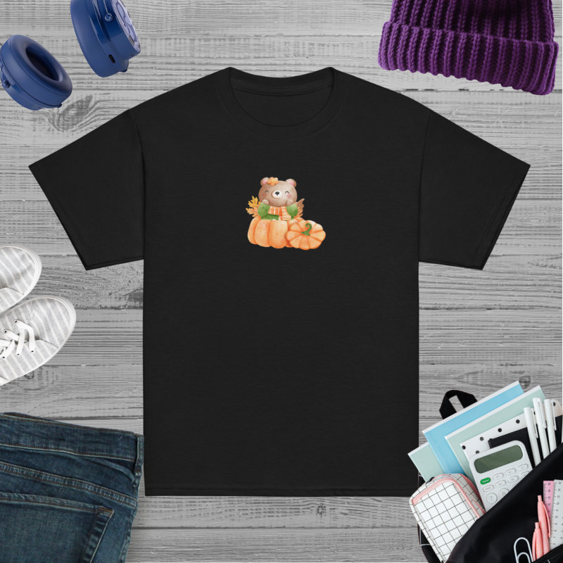 Camiseta para niño y niña con una simpática osita en una calabaza con hojas de otoño - Imagen 3