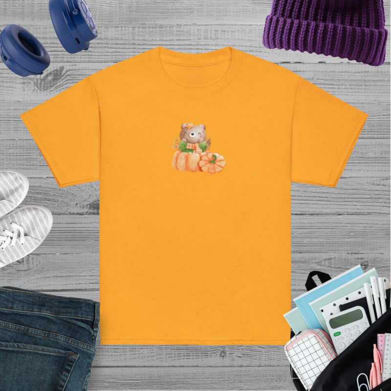 Camiseta para niño y niña con una simpática osita en una calabaza con hojas de otoño - Imagen 2