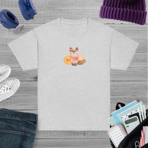 Camiseta para niño y niña con una bonita rena con pasta dulce y bebida de calabaza