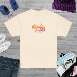 Camiseta para niño y niña con un alegre caracol junto a una bonita seta