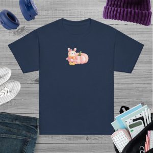 Camiseta para niño y niña con una dulce conejita junto a una calabaza en tonos rosas