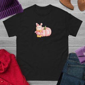 Camiseta con diseño de una dulce conejita junto a una calabaza en tonos rosas