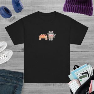 Camiseta para niño y niña con un bonito mapache con un carrito de bayas