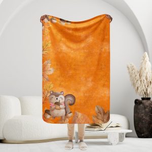 Manta mullida con ardilla y bellotas en fondo naranja con hojas de otoño