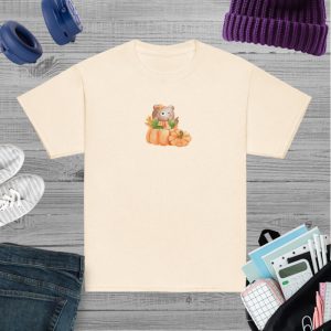 Camiseta para niño y niña con una simpática osita en una calabaza con hojas de otoño