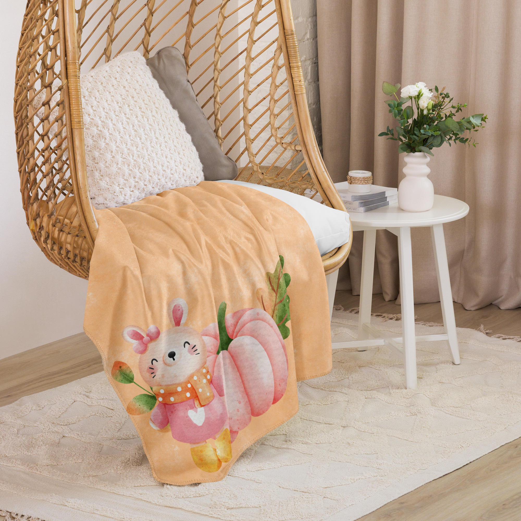 Manta mullida con conejita y calabaza en fondo color salmón con hojas de otoño - Imagen 2