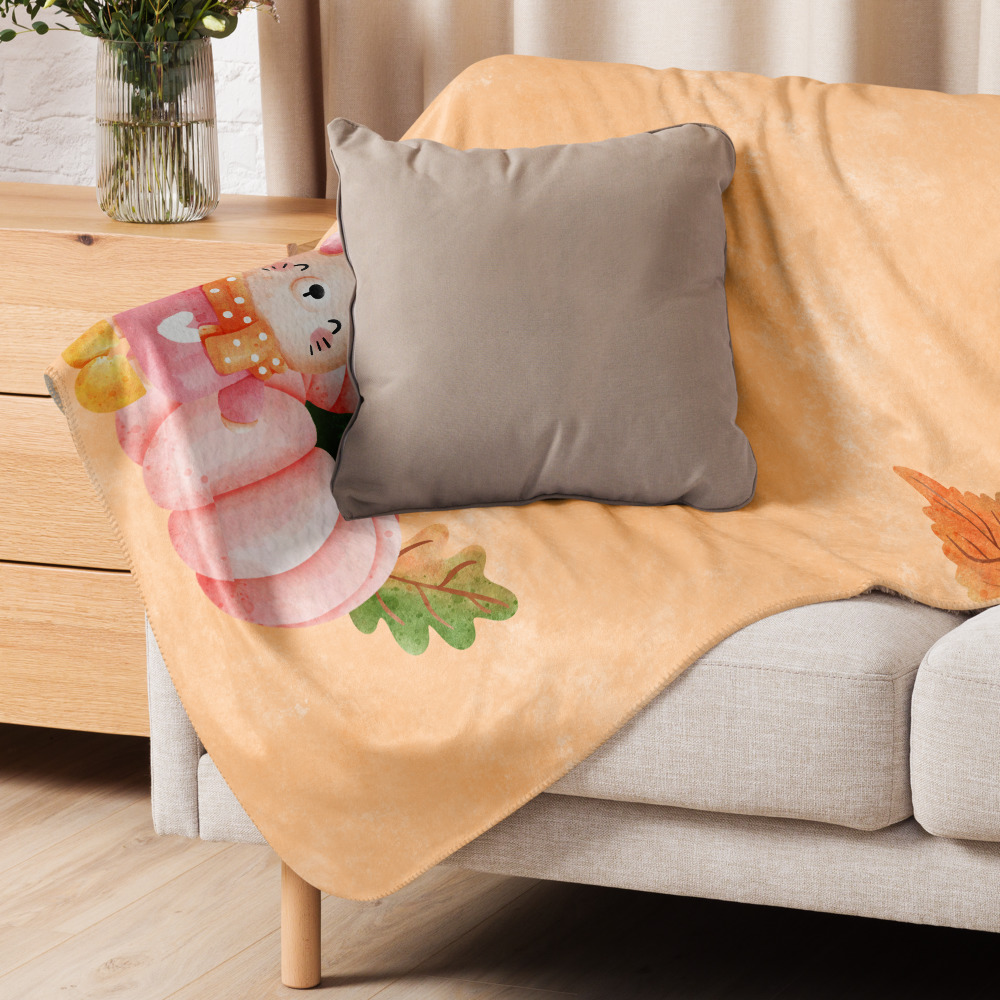 Manta mullida con conejita y calabaza en fondo color salmón con hojas de otoño - Imagen 5