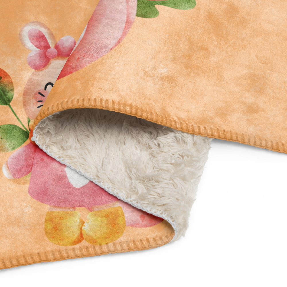 Manta mullida con conejita y calabaza en fondo color salmón con hojas de otoño - Imagen 6