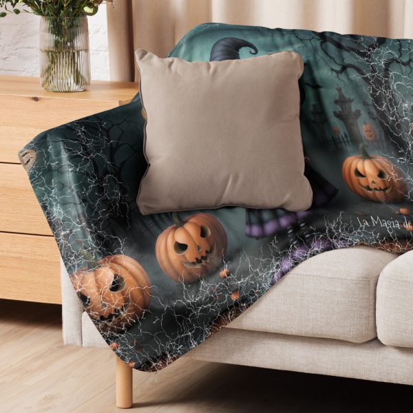 Manta de misterio mullida con niña brujita de estilo victoriano en fondo tenebroso con calabazas - Imagen 4