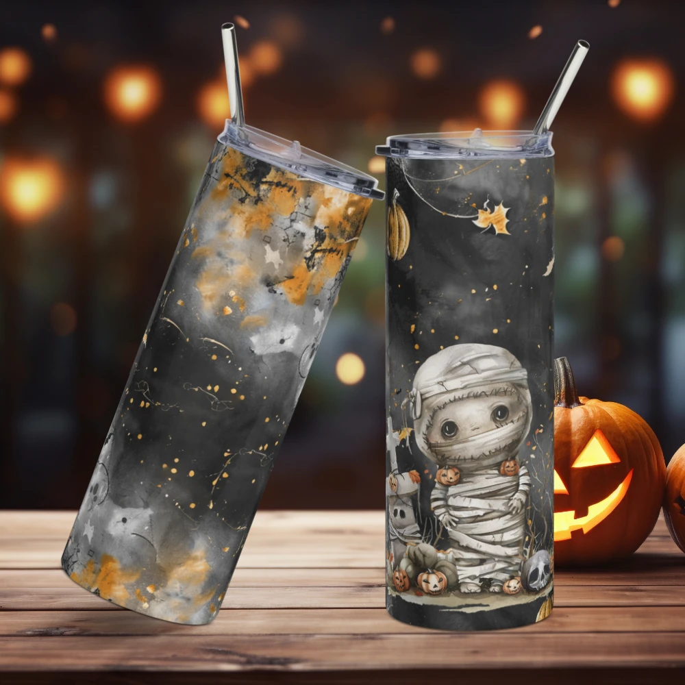 Vaso de acero inoxidable con bonita momia de cuento en fondo negro y calabazas