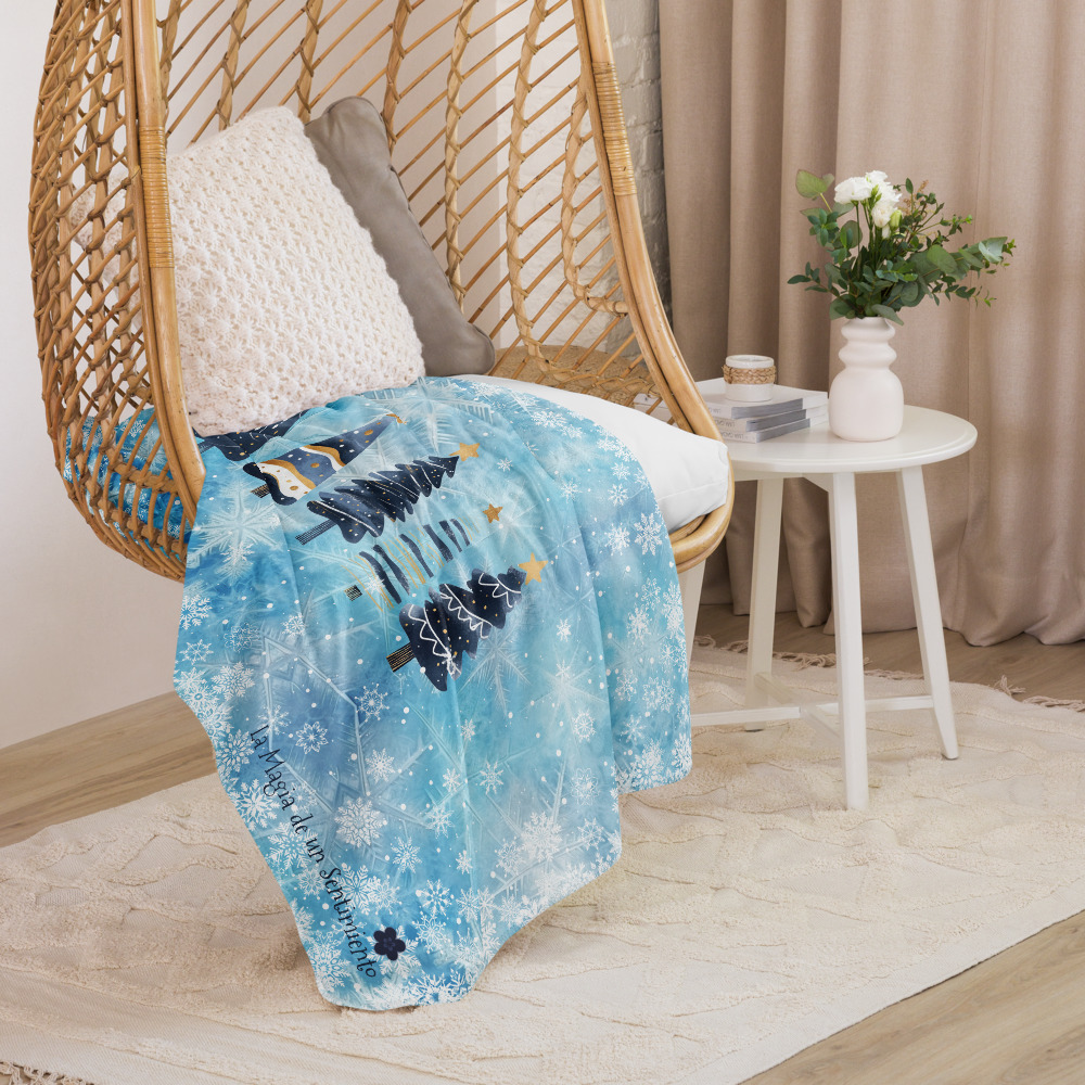 Manta con diseño de Abetos azules de invierno con estrellas doradas y fondo de nieve - Imagen 2