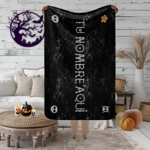 Manta de misterio mullida con fondo negro y letras de hueso [Personalizable]
