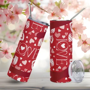 Vaso de acero inoxidable con patrón de corazones y la palabra LOVE en blanco sobre rojo