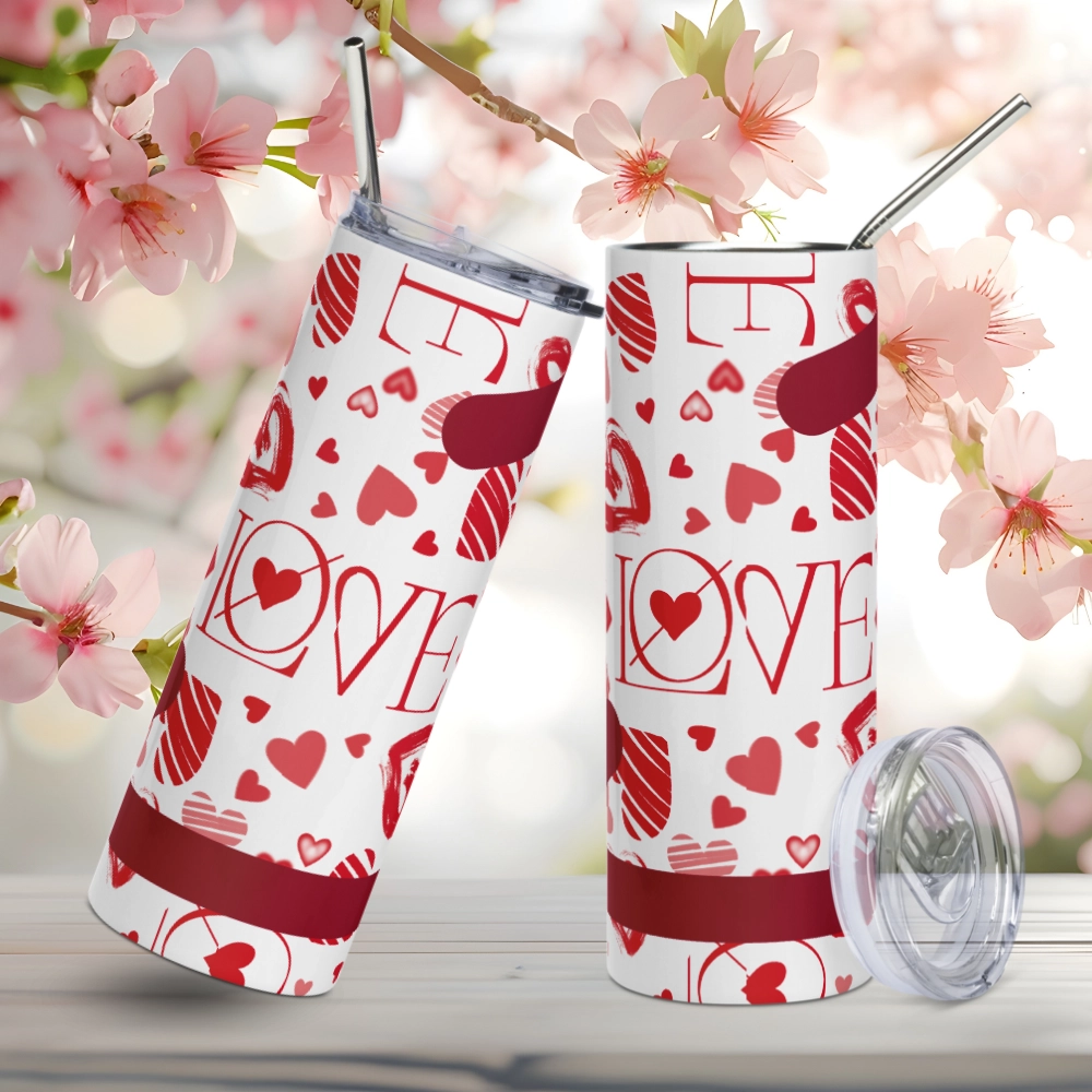Vaso de acero inoxidable con patrón de corazones y la palabra LOVE en rojo sobre blanco