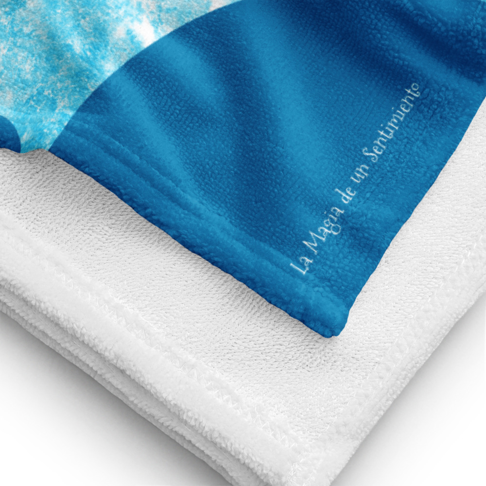 Toalla de playa "Stay Wild" con fondo estilo acuarela arcoíris, boho y actual - Fondo azul - Imagen 3