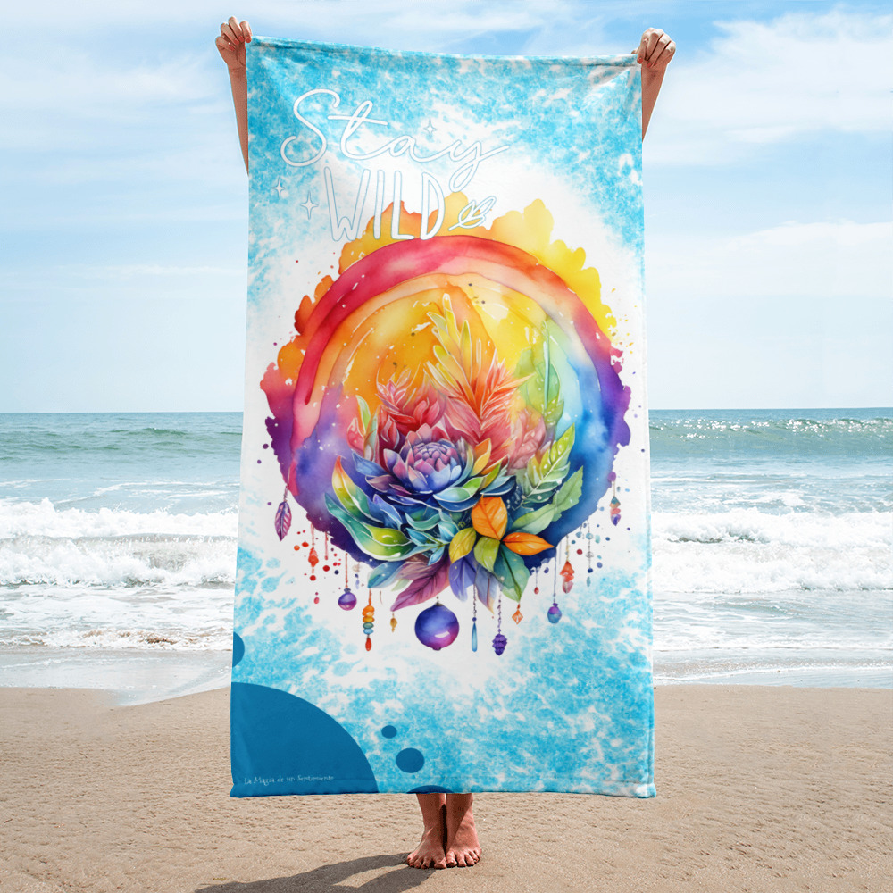 Toalla de playa "Stay Wild" con fondo estilo acuarela arcoíris, boho y actual - Fondo azul