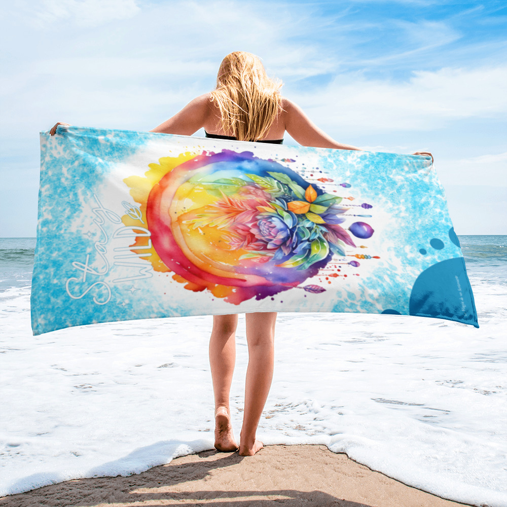 Toalla de playa "Stay Wild" con fondo estilo acuarela arcoíris, boho y actual - Fondo azul - Imagen 2