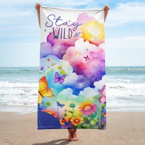 Toalla de playa "Stay Wild" con fondo estilo acuarela arcoíris con líneas abstractas y desdibujadas