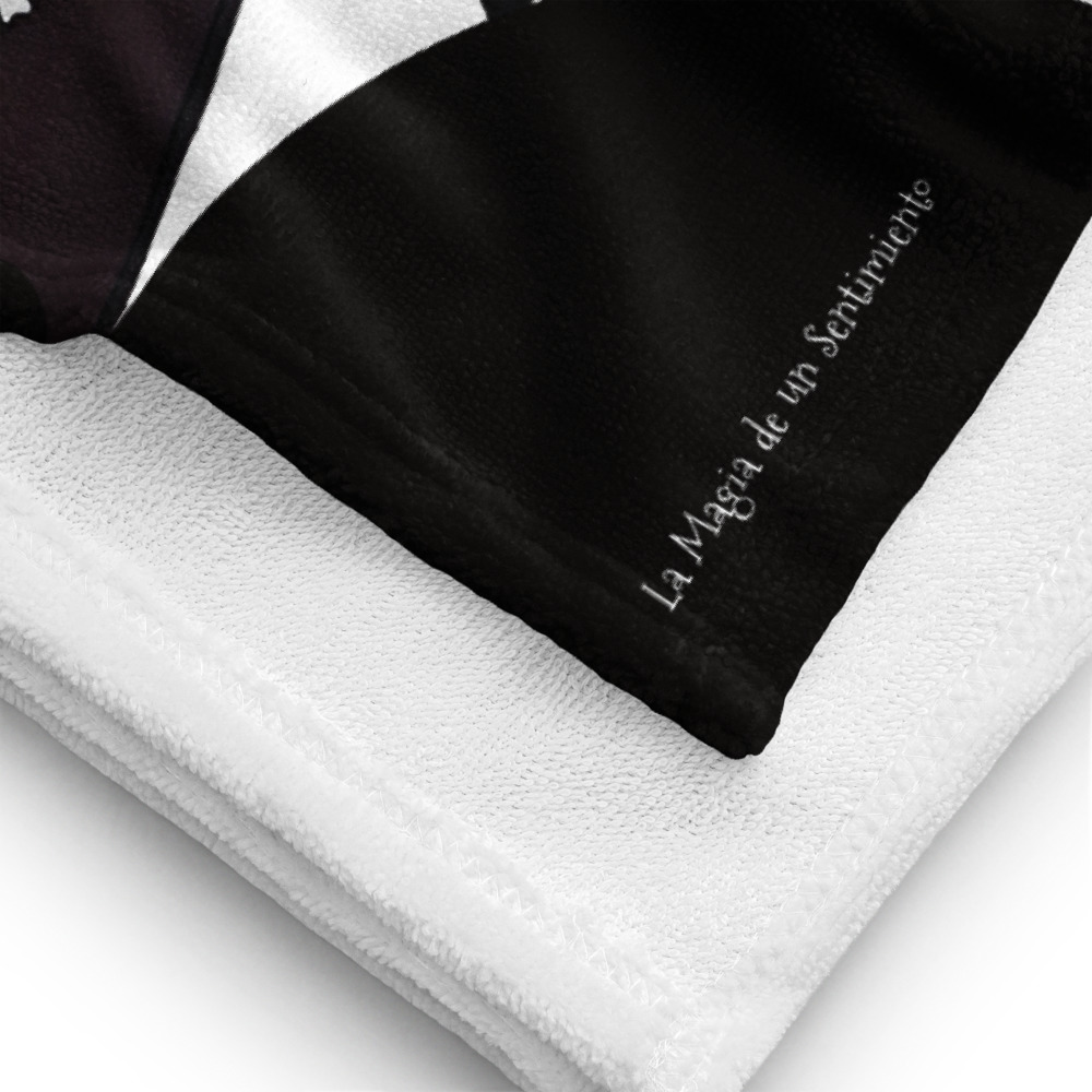 Detalle de Toalla con dibujo de bonito robot en el espacio con fondo negro con marca de La Magia de un Sentimiento