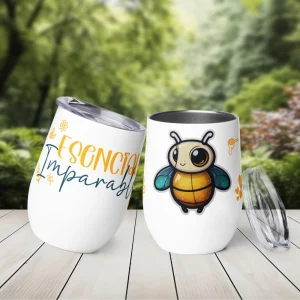 Esencial e Imparable. Abejita de fantasía con miel y flores en un vaso de zumo o vino