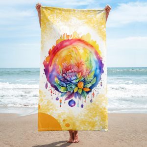 Toalla de playa "Stay Wild" con fondo estilo acuarela arcoíris, boho y actual - Fondo amarillo