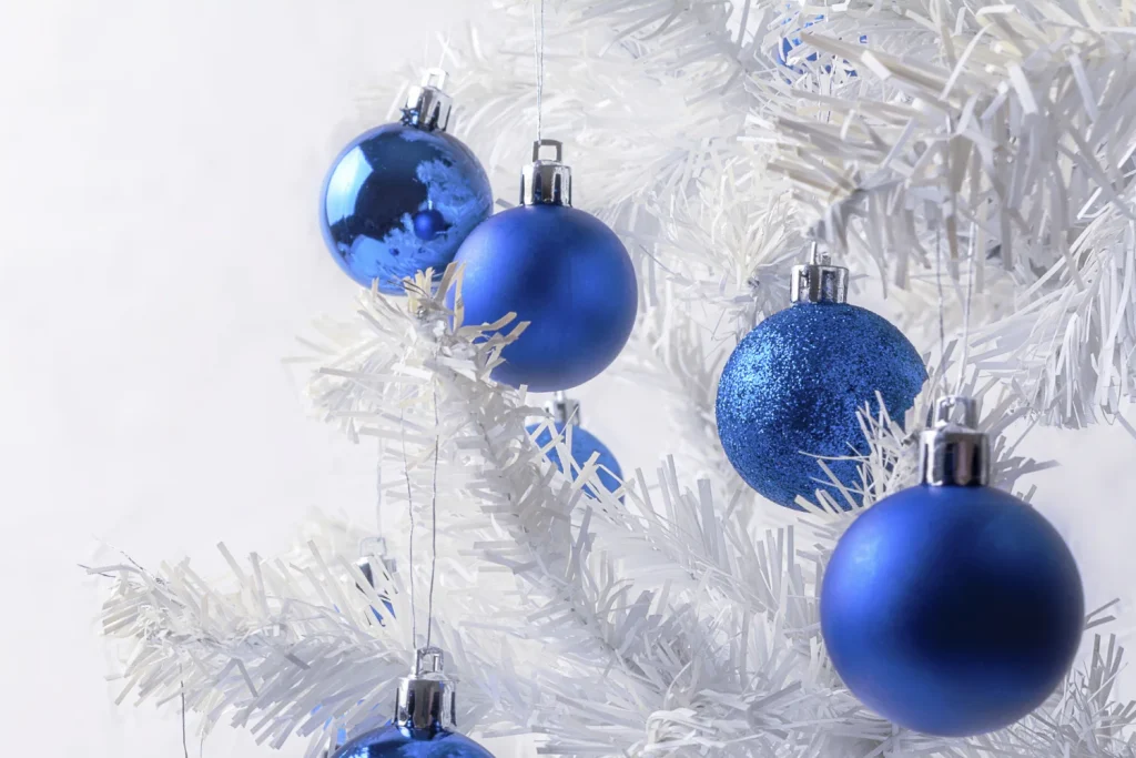 Bolas azules en un árbol de Navidad