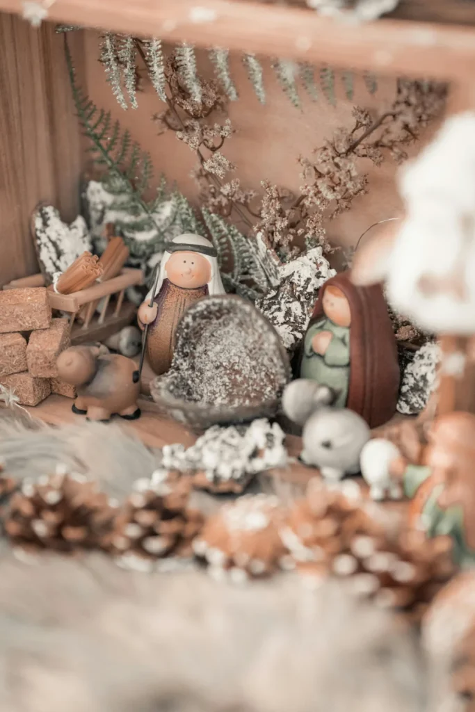 Un pequeño belén con muñequitos redonditos de cerámica.