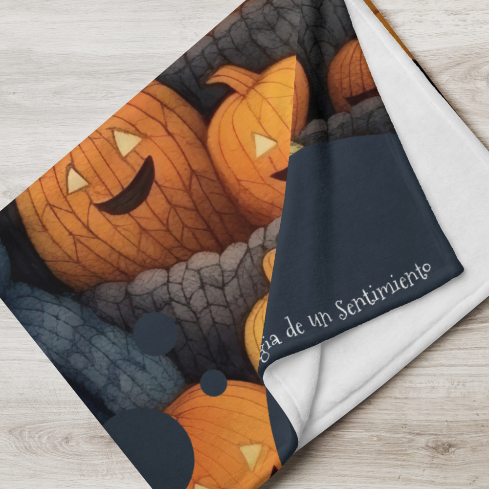 Manta polar de Halloween con calabazas, casitas y dulce niño con gorro - Imagen 7