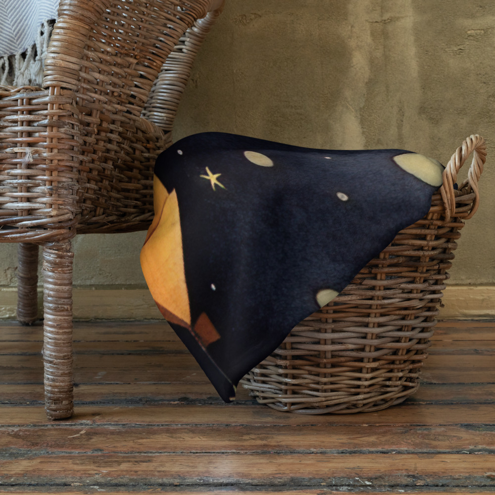 Manta polar de Halloween con calabazas, casitas y dulce niño con gorro - Imagen 5