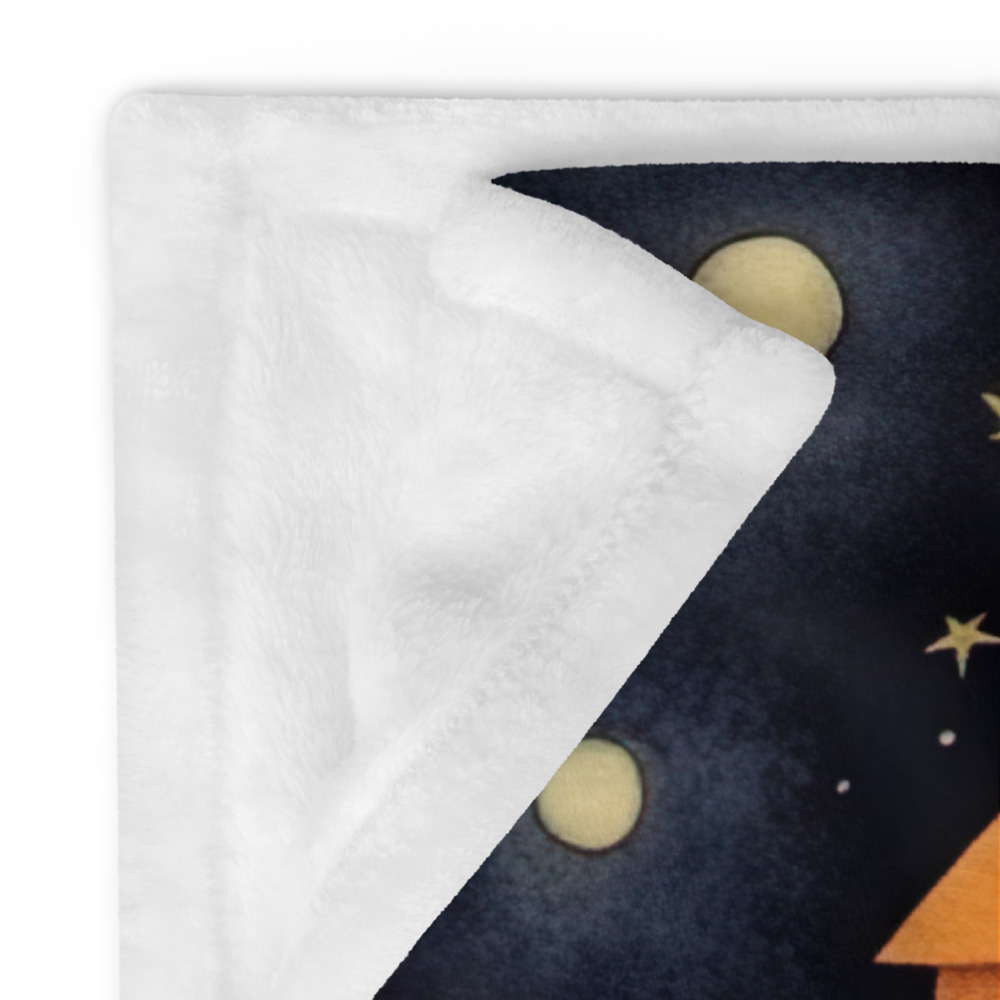 Manta polar de Halloween con calabazas, casitas y dulce niño con gorro - Imagen 4