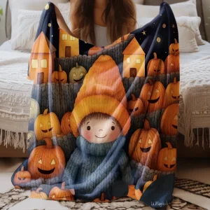 Manta polar de Halloween con calabazas, casitas y dulce niño con gorro