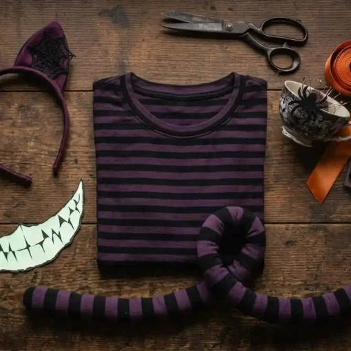 Diadema con orejas moradas y telaraña, camiseta de rayas moradas y negras, cola rayada y sonrisa de cartulina con dientes afilados para un disfraz de Gato de Cheshire de Halloween